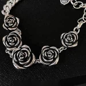 Vue détaillée Bracelet Rose Gothique en Argent 925 "Étreinte Florale Nocturne"