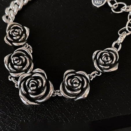 Vue détaillée Bracelet Rose Gothique en Argent 925 "Étreinte Florale Nocturne"