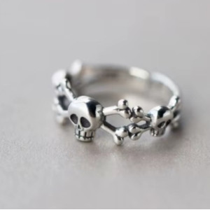 Details de la Bague Tête de Mort Fine - Ossements Délicats « Danse des Petits Crânes » - Argent 925