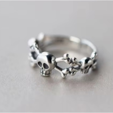 Details de la Bague Tête de Mort Fine - Ossements Délicats « Danse des Petits Crânes » - Argent 925