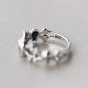 Vue arrière de la Bague Tête de Mort Fine - Ossements Délicats « Danse des Petits Crânes » - Argent 925