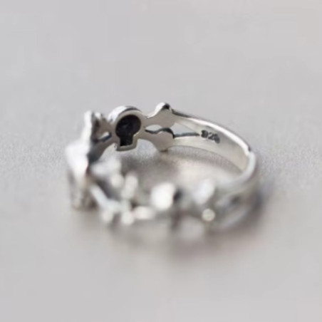 Vue arrière de la Bague Tête de Mort Fine - Ossements Délicats « Danse des Petits Crânes » - Argent 925