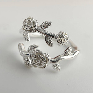 Vue générale Bague Rock Rose Gothique Argent 925 « Étreinte Florale Nocturne »