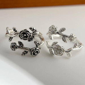 Vue de Cote Bague Rock Rose Gothique Argent 925 « Étreinte Florale Nocturne »