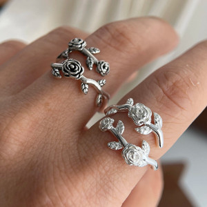 Vue Portée Bague Rock Rose Gothique Argent 925 « Étreinte Florale Nocturne »