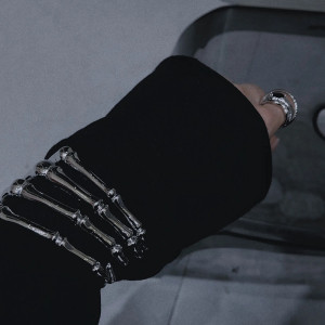 Vue Portée Bracelet Rock Goth Manchette Squelette "Poignée des Os Maudits"
