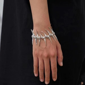 Vue Portée Bracelet Manchette Punk « Épines de l’Insoumission » – Cuir & Clous