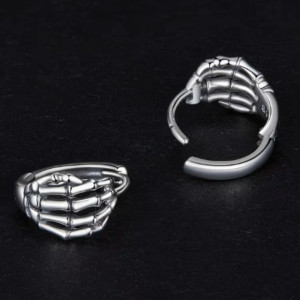 Détails des Boucles d’Oreilles Squelette “Main d’Argent du Requiem”