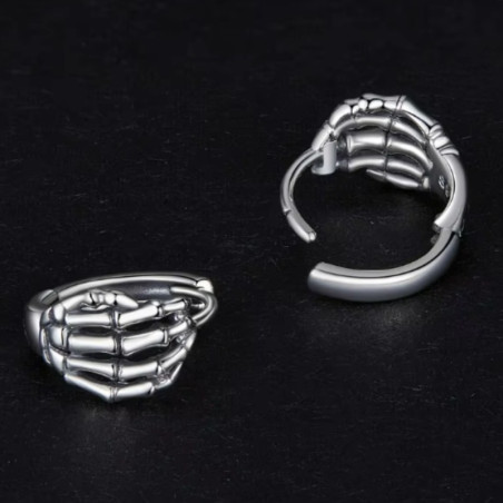 Détails des Boucles d’Oreilles Squelette “Main d’Argent du Requiem”