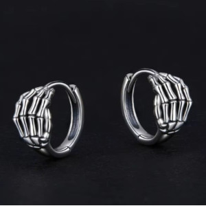 Vue complète des Détails des Boucles d’Oreilles Squelette “Main d’Argent du Requiem”