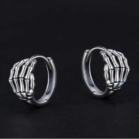Vue complète des Détails des Boucles d’Oreilles Squelette “Main d’Argent du Requiem”