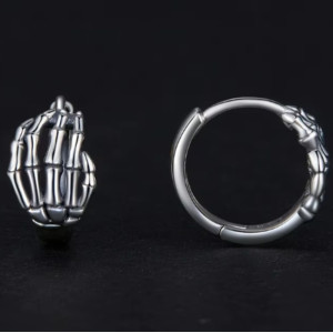 Vue coté des Détails des Boucles d’Oreilles Squelette “Main d’Argent du Requiem”