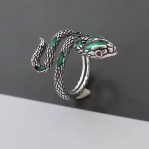 Bague Serpent Enroulé en Argent 925 « Venin d’Émeraude »