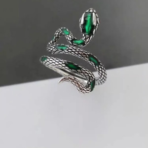 vue de face Bague Serpent Enroulé en Argent 925 « Venin d’Émeraude »