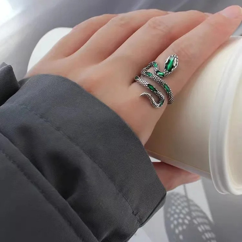 Vue Portée Bague Serpent Enroulé en Argent 925 « Venin d’Émeraude »
