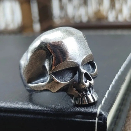 Vue de Cote Bague Tête de Mort « Silence de l’Outre-Tombe » - Argent Sterling 925