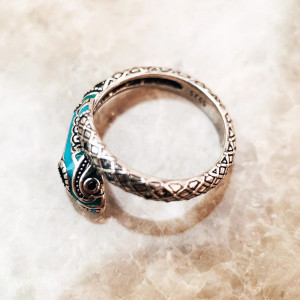 Vue de Cote Bague Serpent "Étreinte Obsidienne" - argent 925