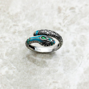 Vue de Cote Bague Serpent "Étreinte Obsidienne" - argent 925