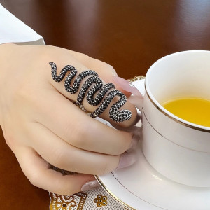 Vue Portée Bague Serpent Envoûtant Pavée Noire - Argent 925 « Hypnose Nocturne »