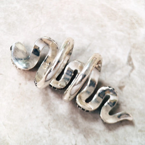 Vue Arrière Bague Serpent Envoûtant Pavée Noire - Argent 925 « Hypnose Nocturne »