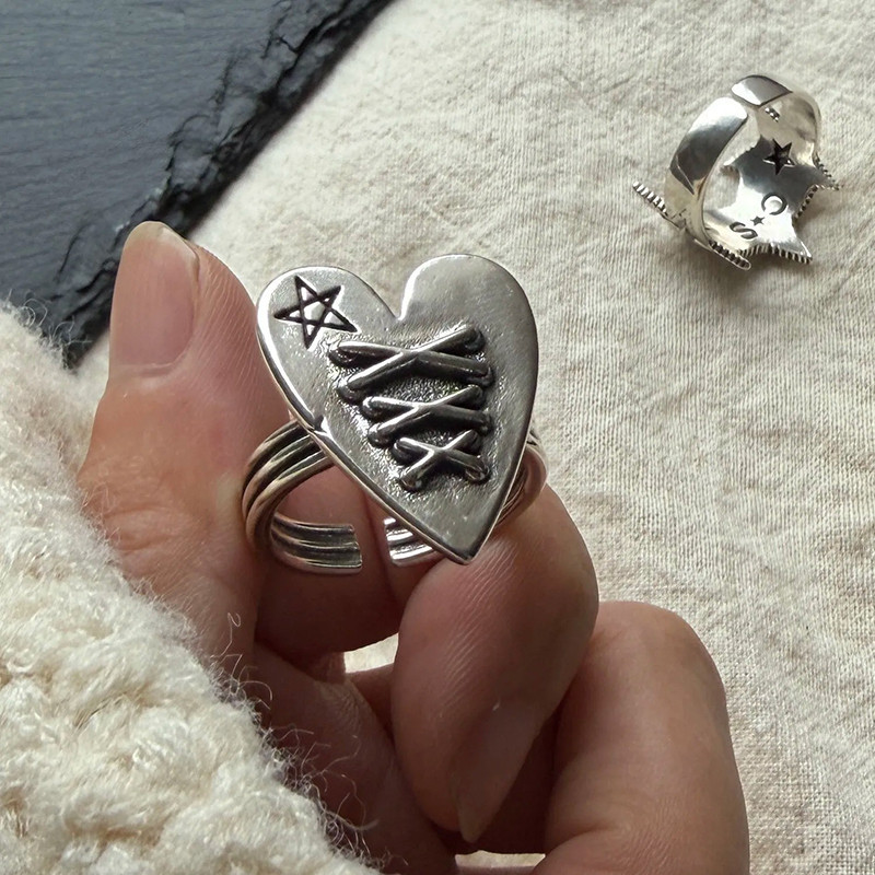 Bague Gothique Cœur Cousu "Serment Étoilé"