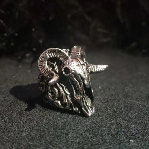 Vue de Cote Bague Tête de Mort Baphomet "Sceau du Bouc Profané"