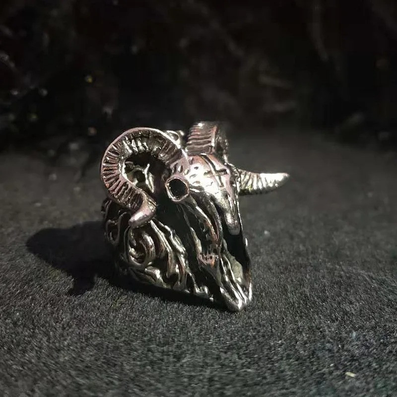Vue de Cote Bague Tête de Mort Baphomet "Sceau du Bouc Profané"