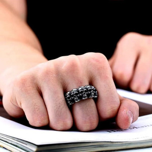 Vue Portée Bague Tête de Mort "Couronne des Crânes"