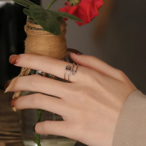 Vue Portée de la Bague Punk Rock Argent 925 - Étreinte de l’Épingle Rebelle