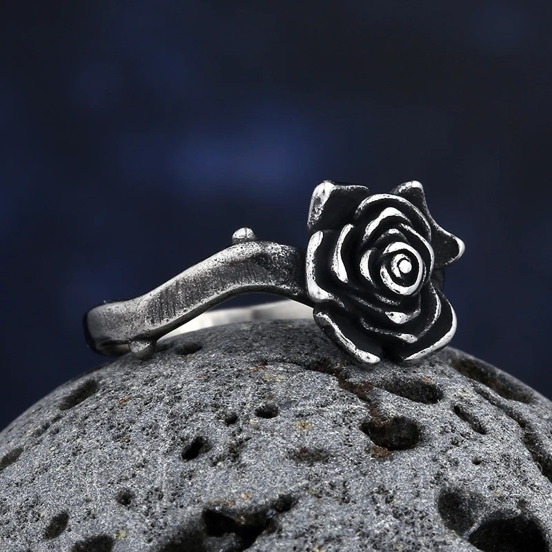 Vue de face Bague Rock "Rose d’Acier Noire"