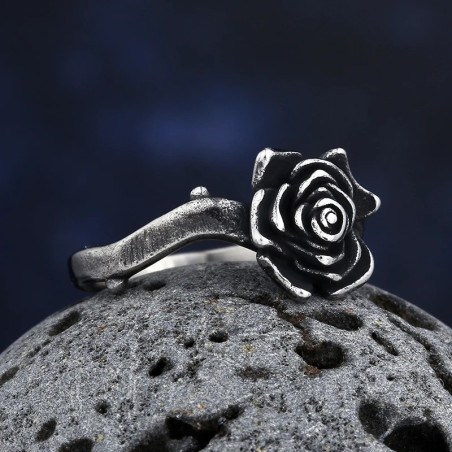 Vue de face Bague Rock "Rose d’Acier Noire"