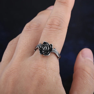 Vue Portée Bague Rock "Rose d’Acier Noire"