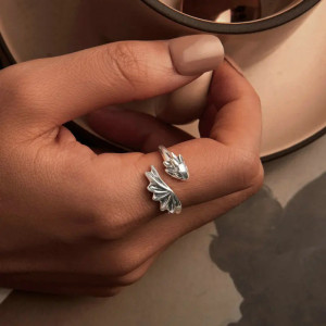 Vue Portée Bague Dragon "Étreinte des Ailes Silencieuses Bébé Dragon" - Argent 925