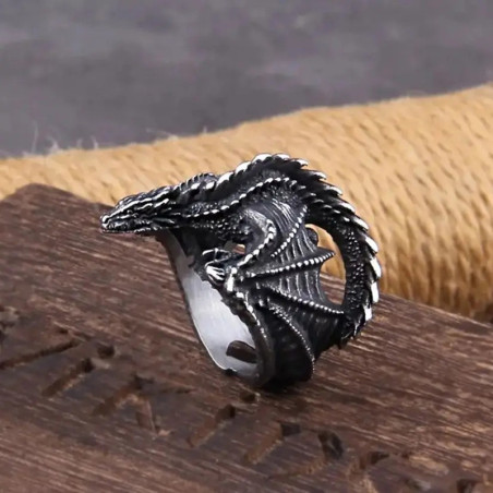Vue de Cote Bague Viking Dragon Noir "Serment des Cendres" - Acier Inoxydable !