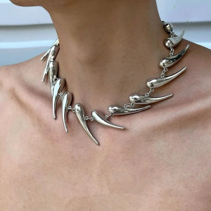 Vue Portée Collier Rock Goth "Orbe Clouté de l’Orientation Noire"