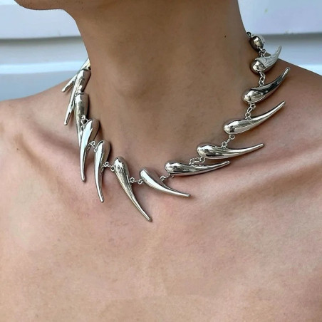Vue Portée Collier Rock Goth "Orbe Clouté de l’Orientation Noire"