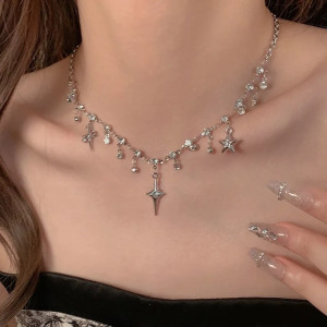 Collier Gothique Étoiles & Cristaux “Éclats de Nuit Sacrée”