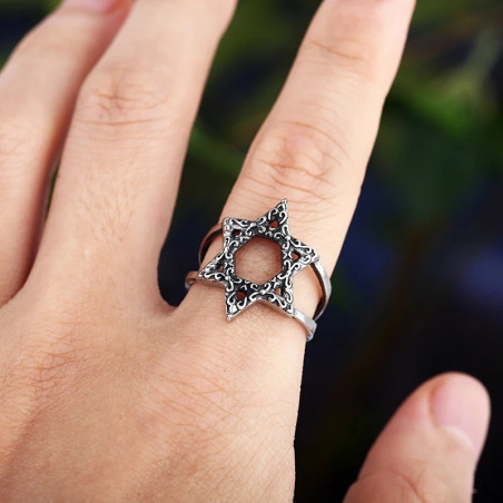 Vue Portée Bague Goth “Étoile Profane”