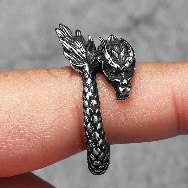 Vue Portée Bague Viking Dragon "Serment d’Obsidienne Noire"