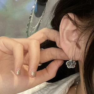 Vue Portée Boucles d’Oreilles Rock Rose Gothique “Rose d’Argent Sombre” - Argent 925