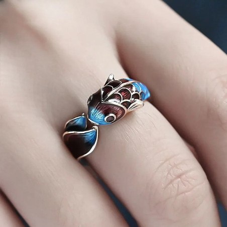 Vue Portée Bague Rock “Electric Chromatic Rebel Koi”