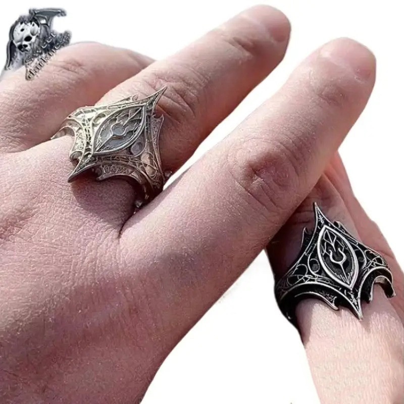 Vue Portée Bague Gothique "Œil des Ténèbres" - 2 couleurs au choix !