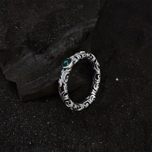 Bague Gothique à Pierre Verte “Sceau d’Émeraude Occulte” Couleur Argent