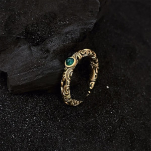 Bague Gothique à Pierre Verte “Sceau d’Émeraude Occulte” Couleur or
