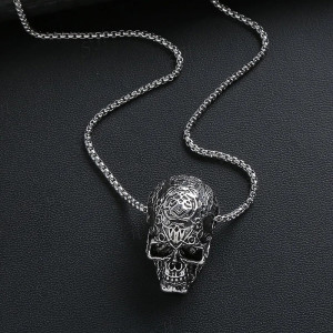 Vue de Face Collier Tête de Mort Rock  "Crâne Gravé des Ombres"