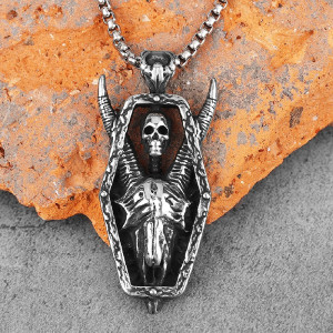 Vue de Face Collier Tête de Mort Gothique "Sarcophage du Démon Éveillé"
