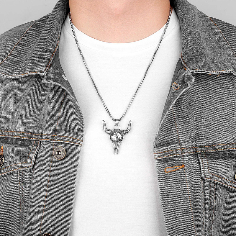 Vue Portée Collier Tête de Mort  "Crâne de Vache Totémique"