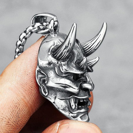 Vue de Cote Collier Tête de Mort "Masque Oni du Jugement"
