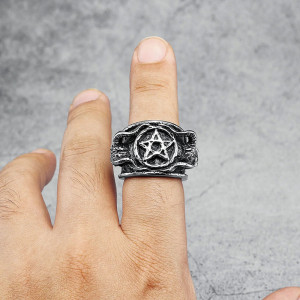 Vue Portée Bague Gothique - Black Ritual