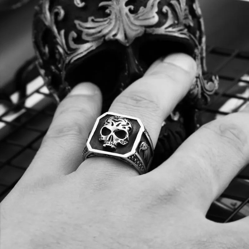 Vue Portée Bague Tête de Mort Rock - Serment du Crâne Profané
